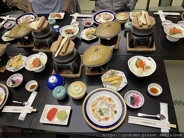 北海道之旅的第一餐--飯店內的會席料理，超豐盛。2023.05.30-2.jpg