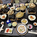 北海道之旅的第一餐--飯店內的會席料理，超豐盛。2023.05.30-2.jpg