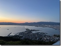 驅車去看百萬函館夜景，這時夕陽以西下，但要等到晚上7點左右天才會完全暗下來2023.06.01-1