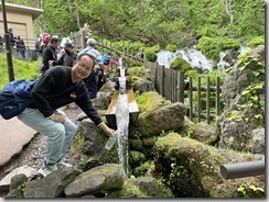 羊蹄山名水公園--導遊鼓勵我們攜帶寶特瓶取用甘甜的泉水嚐嚐。2023.06.01