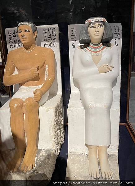 埃及博物館--阿巴斯說這是一對恩愛夫妻，看起來不大象耶？.jpg