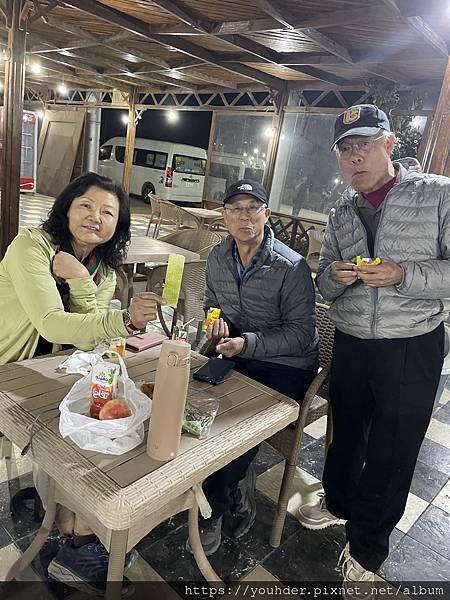 在去胡卡達路上的休息站休息，和李先生夫妻分食帶去的零食.jpg