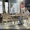 在去胡卡達路上的休息站休息，辛苦的司機先生獨自坐在旁邊喝咖啡.jpg