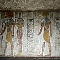 帝王谷〈皇帝的墳墓區〉--進入墓室參觀，目視牆上美麗的彩色壁畫.jpg