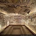 帝王谷〈皇帝的墳墓區〉--進入墓室參觀，目視牆上美麗的彩色壁畫1.jpg