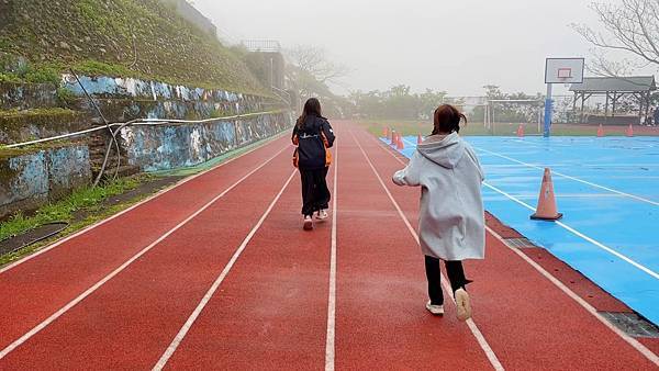 新竹尖石秘境!藏在雲霧裡的錦屏國小操場,不只跑跑跳跳,還有菜 新竹尖石秘境!藏在雲霧裡的錦屏國小操場,不只跑跑跳跳,還有菜
