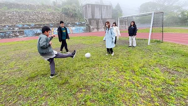 新竹尖石秘境!藏在雲霧裡的錦屏國小操場,不只跑跑跳跳,還有菜 新竹尖石秘境!藏在雲霧裡的錦屏國小操場,不只跑跑跳跳,還有菜