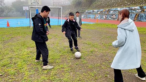 新竹尖石秘境!藏在雲霧裡的錦屏國小操場,不只跑跑跳跳,還有菜 新竹尖石秘境!藏在雲霧裡的錦屏國小操場,不只跑跑跳跳,還有菜