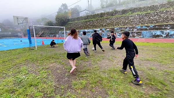 新竹尖石秘境!藏在雲霧裡的錦屏國小操場,不只跑跑跳跳,還有菜 新竹尖石秘境!藏在雲霧裡的錦屏國小操場,不只跑跑跳跳,還有菜
