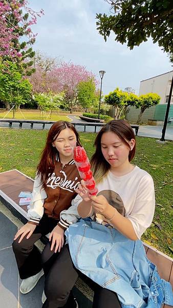 挖到寶!台中清水服務區7-11驚見『巨無霸草莓冰糖葫蘆』,冷