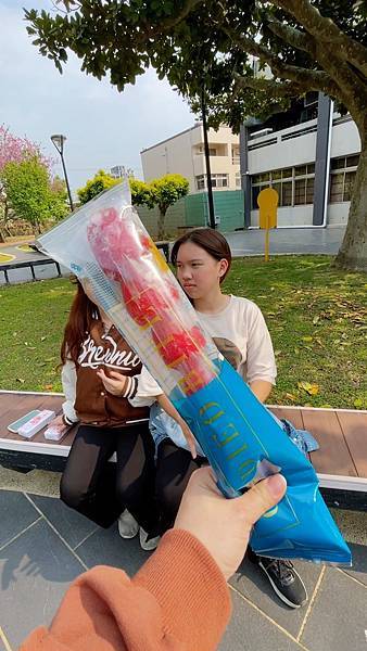 挖到寶!台中清水服務區7-11驚見『巨無霸草莓冰糖葫蘆』,冷