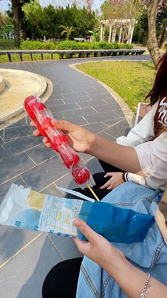 挖到寶!台中清水服務區7-11驚見『巨無霸草莓冰糖葫蘆』,冷