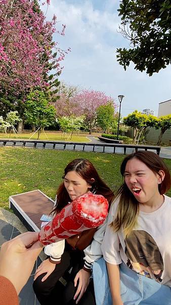 挖到寶!台中清水服務區7-11驚見『巨無霸草莓冰糖葫蘆』,冷