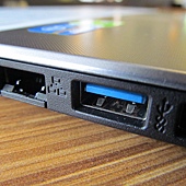 USB旁邊的孔是網路線插孔，我常插錯