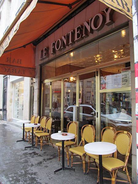 這間菸草店應該也滿厲害的，也有人在裡面吃早餐，這附近也是個天龍區呢~ 巴黎政治大學就在這排建築後方不遠處。