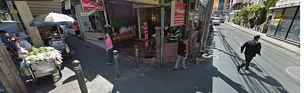 soi 12 sukhumvit的路口 有不同攤販輪班出現(圖片取自google街景)