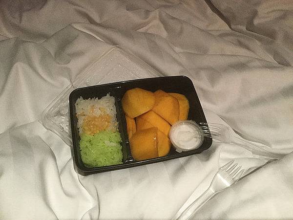 在床上吃芒果糯米飯當早餐