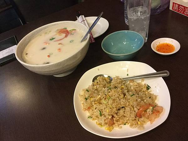 沒什麼味道的椰奶海鮮湯和蝦仁炒飯