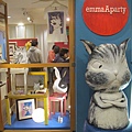 2.1EmmaAparty 位於西門紅樓店面，鎮店之寶 抱胸貓咪公仔