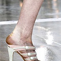 Woman-Paris-Fashion-Week-Spring-Summer-2012-Louis-Vuitton-04.jpg