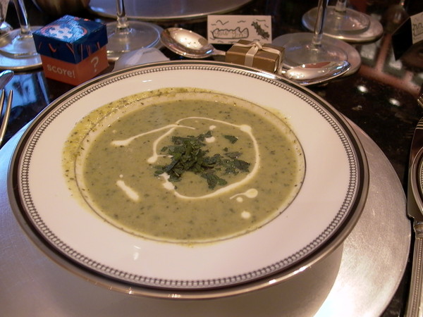 Starter: mint green pea soup (加 sour cream)