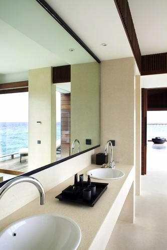 調整大小Alila_Villas_Hadahaa_-_Aqua_Villa_-_bathroom (H).jpg