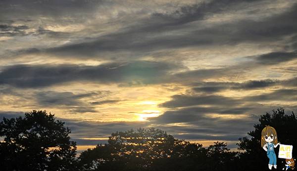 見山景觀餐廳龍潭乳姑山的祕境夜景與夕陽饗宴,落地窗裡的浪漫