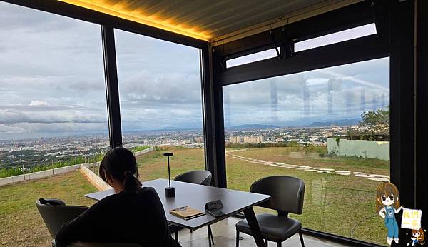 見山景觀餐廳龍潭乳姑山的祕境夜景與夕陽饗宴,落地窗裡的浪漫