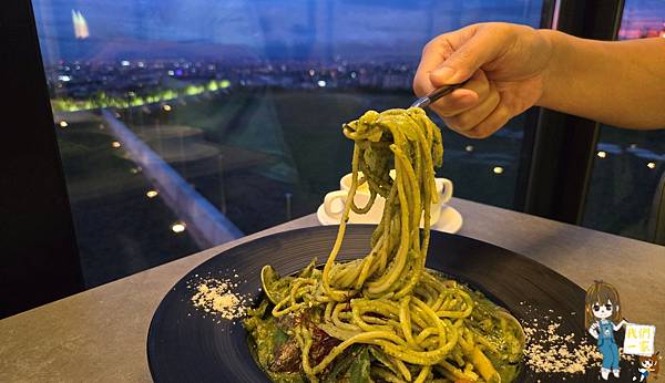 見山景觀餐廳龍潭乳姑山的祕境夜景與夕陽饗宴,落地窗裡的浪漫