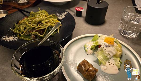 見山景觀餐廳龍潭乳姑山的祕境夜景與夕陽饗宴,落地窗裡的浪漫