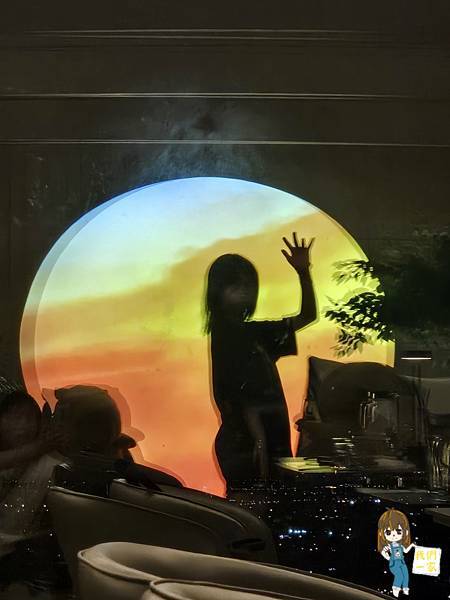 見山景觀餐廳龍潭乳姑山的祕境夜景與夕陽饗宴,落地窗裡的浪漫