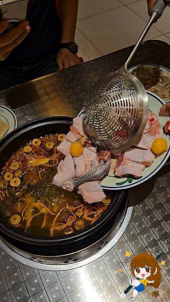 桃園中壢 食霸鮮切雞火鍋-- 火鍋界的溫柔暴擊,一鍋就懂什 桃園中壢 食霸鮮切雞火鍋-- 火鍋界的溫柔暴擊,一鍋就懂什