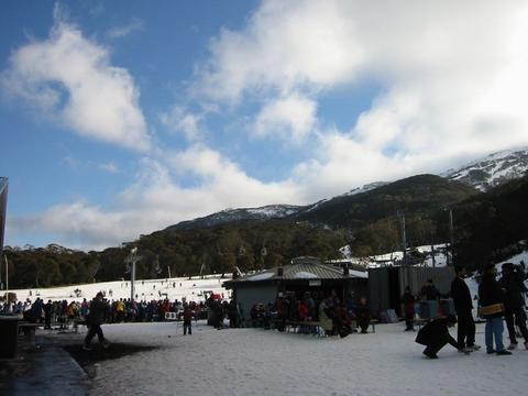 從餐廳側面出口看滑雪場