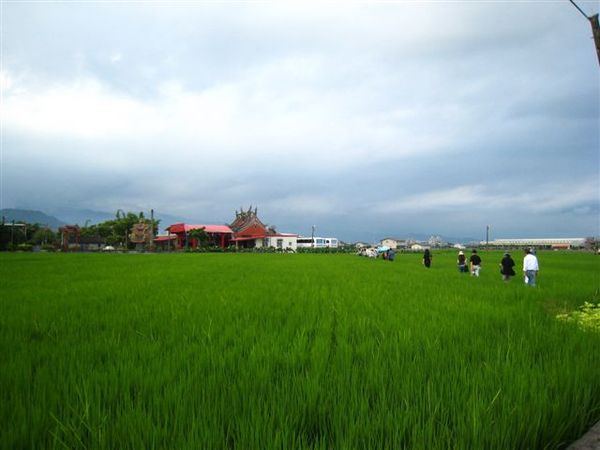 Bus 在遠方的廟口等我們~