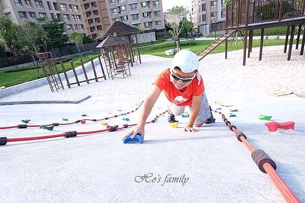 台中特色公園 大雅二和公園 台中首創蜂巢設計12感官遊具 碗公溜滑梯 大沙坑 行星爬架 挖土機 光影涵洞 1 1 3 玩學樂生活