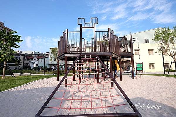 台中特色公園 大雅二和公園 台中首創蜂巢設計12感官遊具 碗公溜滑梯 大沙坑 行星爬架 挖土機 光影涵洞 1 1 3 玩學樂生活