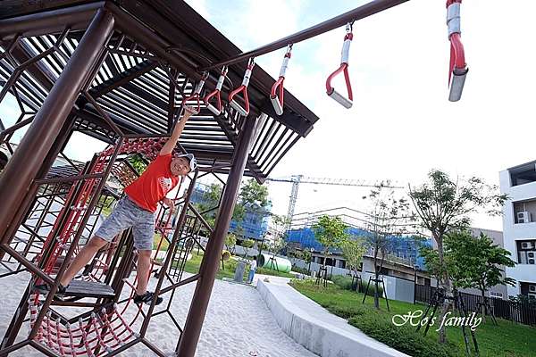 台中特色公園 大雅二和公園 台中首創蜂巢設計12感官遊具 碗公溜滑梯 大沙坑 行星爬架 挖土機 光影涵洞 1 1 3 玩學樂生活