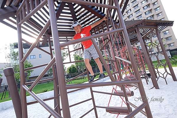 台中特色公園 大雅二和公園 台中首創蜂巢設計12感官遊具 碗公溜滑梯 大沙坑 行星爬架 挖土機 光影涵洞 1 1 3 玩學樂生活