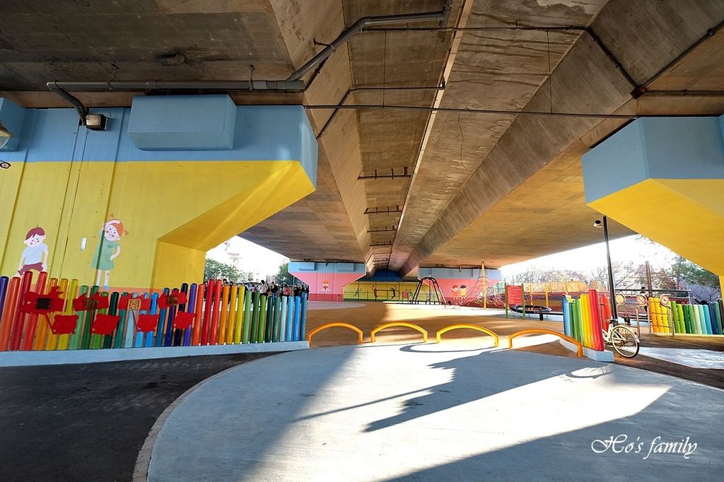 【桃園親子景點】國道橋下新秘境公園遊戲場～舞動園區1.JPG