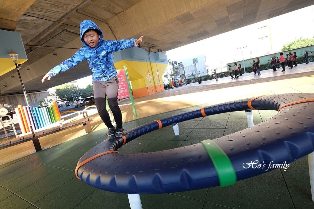 【桃園親子景點】國道橋下新秘境公園遊戲場～舞動園區7.JPG