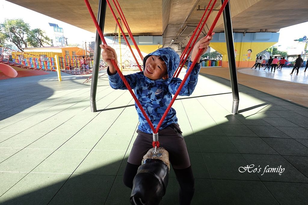 【桃園親子景點】國道橋下新秘境公園遊戲場～舞動園區22.JPG