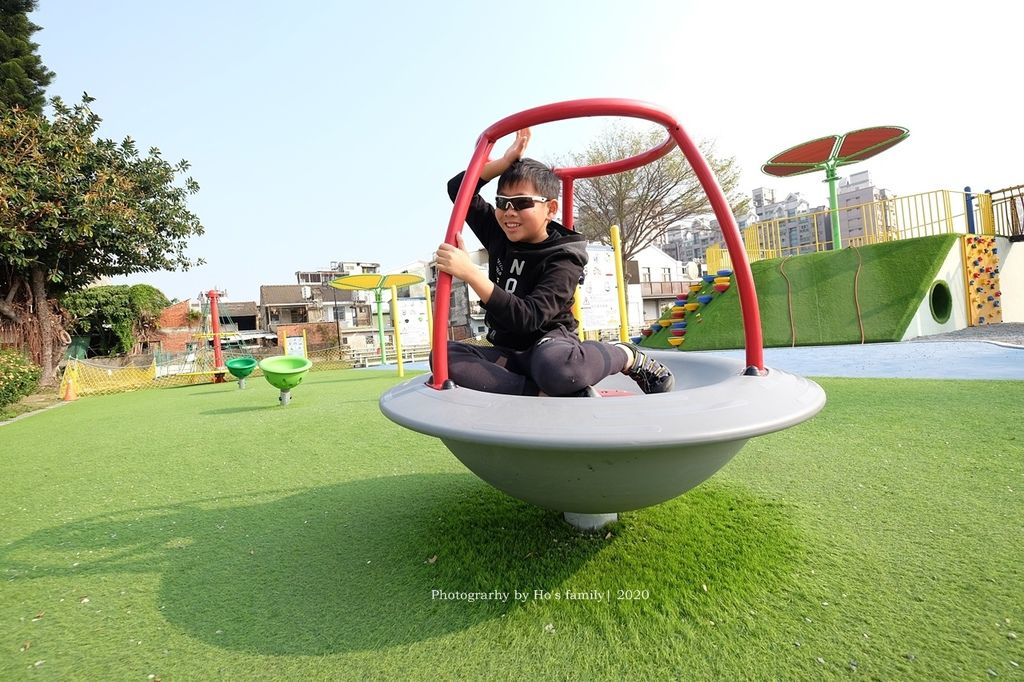 中部親子玩水景點彰化兒童公園共融遊戲場～溜滑梯、爬網、親子鞦韆、遮陽沙坑、免費玩水戲水池2.JPG