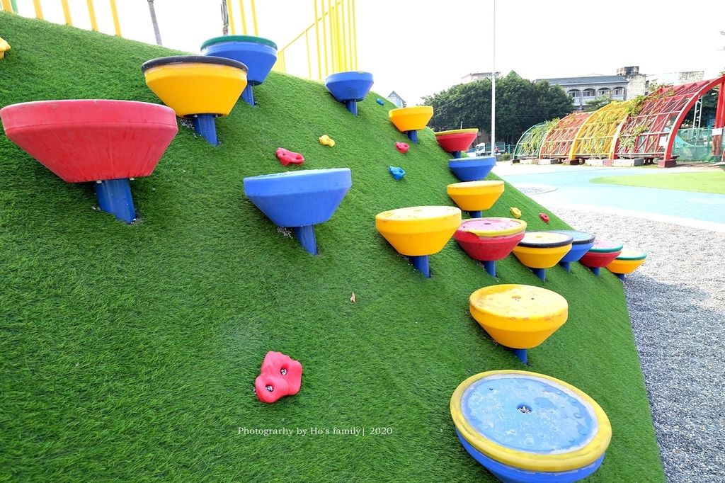 中部親子玩水景點彰化兒童公園共融遊戲場～溜滑梯、爬網、親子鞦韆、遮陽沙坑、免費玩水戲水池10.JPG