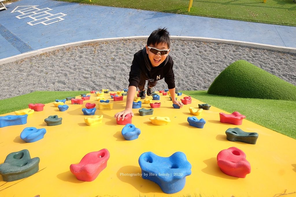 中部親子玩水景點彰化兒童公園共融遊戲場～溜滑梯、爬網、親子鞦韆、遮陽沙坑、免費玩水戲水池16.JPG