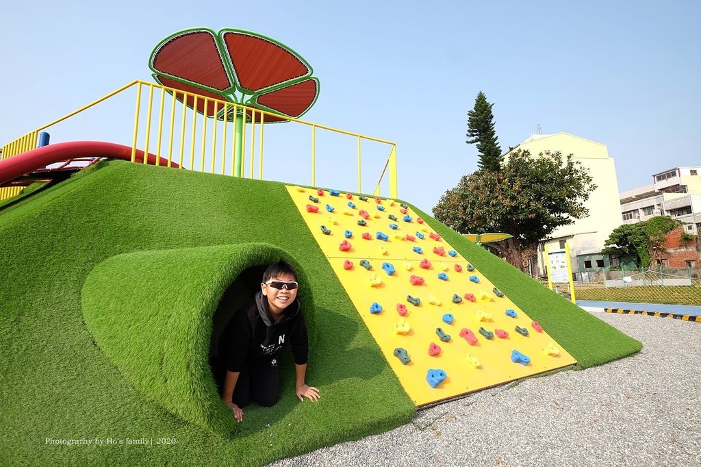 中部親子玩水景點彰化兒童公園共融遊戲場～溜滑梯、爬網、親子鞦韆、遮陽沙坑、免費玩水戲水池14.JPG