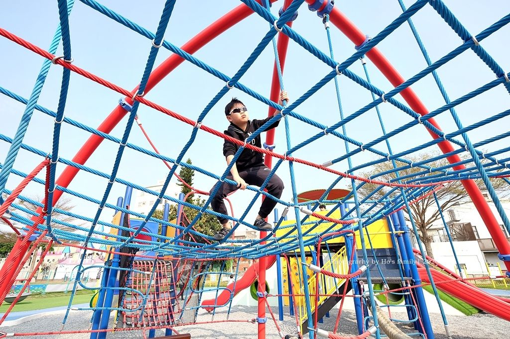 中部親子玩水景點彰化兒童公園共融遊戲場～溜滑梯、爬網、親子鞦韆、遮陽沙坑、免費玩水戲水池29.JPG