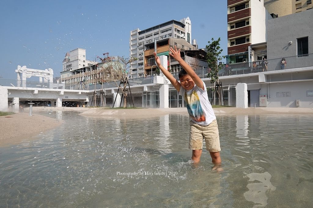 台南新景點2020台南河樂廣場～台南最大親水廣場免費玩水！世界7大最期待公園藏潟湖，夢幻日夜水中倒影7.JPG