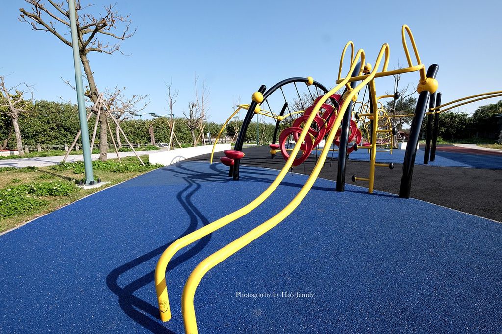 【新竹親子景點】港南運河公園遊戲場（港南運河風景區）～大型攀爬架等5大遊具好放電！兒童交通公園玩滑步車、玩水、騎單車野餐3.JPG