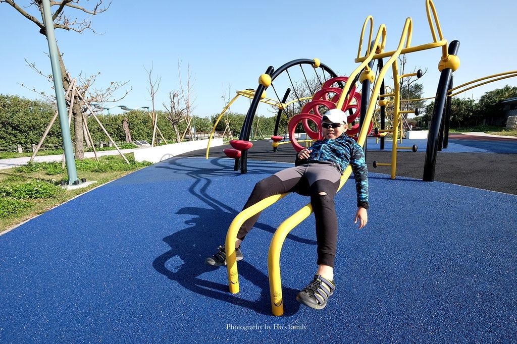 【新竹親子景點】港南運河公園遊戲場（港南運河風景區）～大型攀爬架等5大遊具好放電！兒童交通公園玩滑步車、玩水、騎單車野餐19.JPG