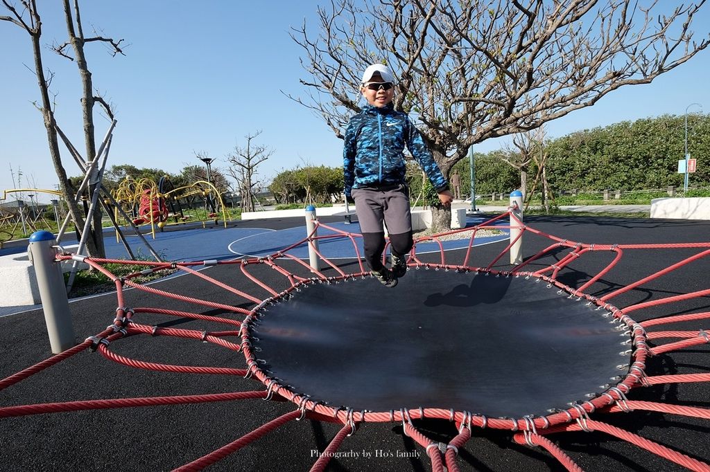 【新竹親子景點】港南運河公園遊戲場（港南運河風景區）～大型攀爬架等5大遊具好放電！兒童交通公園玩滑步車、玩水、騎單車野餐23.JPG